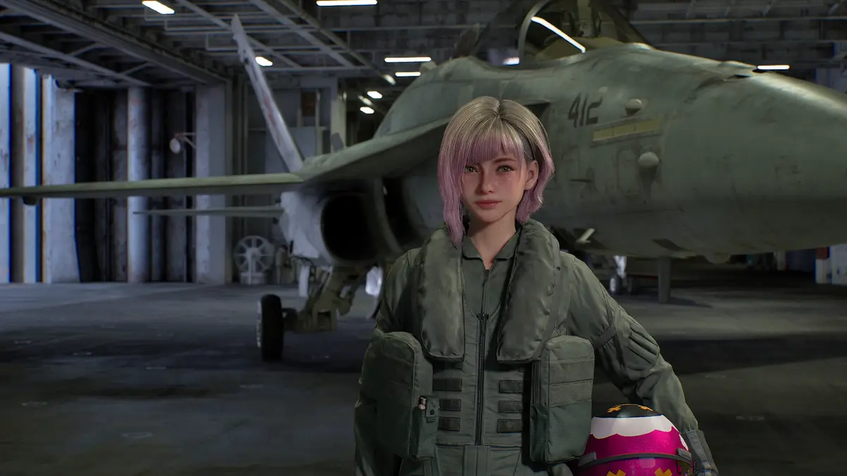 La pilote Tasha dans un hangar devant un avion de chasse