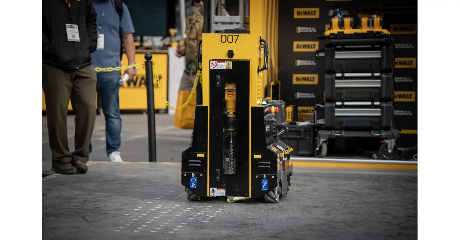 展示会で公開されたDEWALTの下向き穿孔ロボットDALE