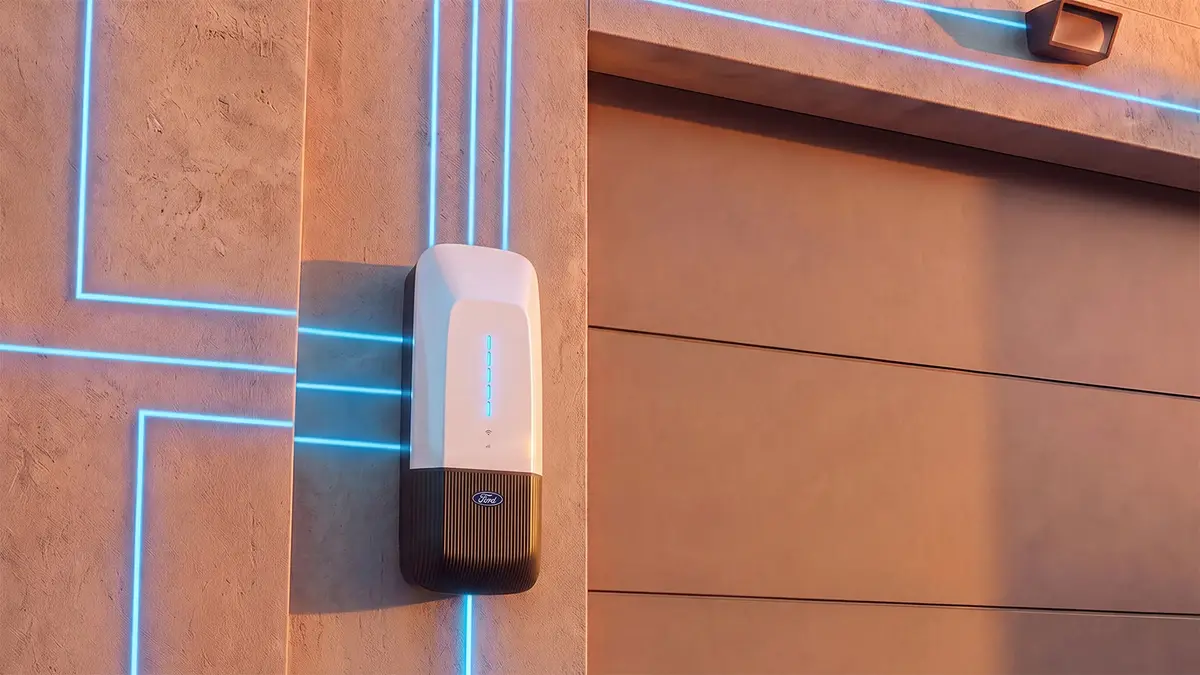 ガレージの壁にあるFord Home Power Stationと、電力の流れを示す光の線