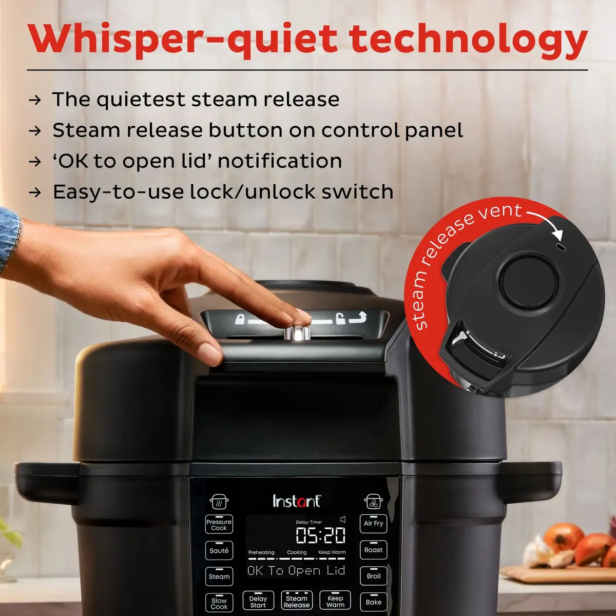 Main appuyant sur le bouton d'évacuation de la vapeur du couvercle de l'Instant Pot Duo Crisp