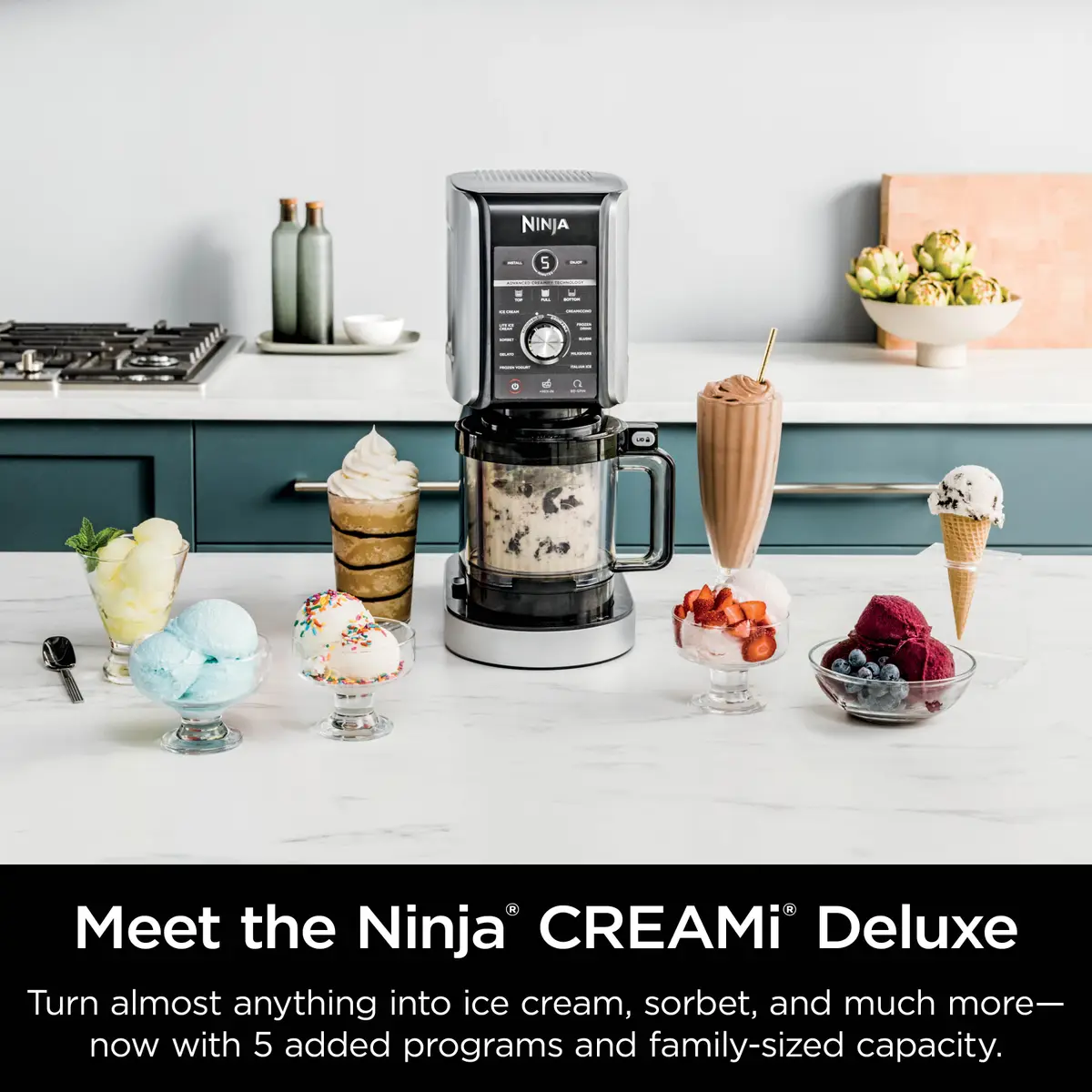 Ninja CREAMi Deluxe trên mặt bếp cùng kem, sorbet và sữa lắc