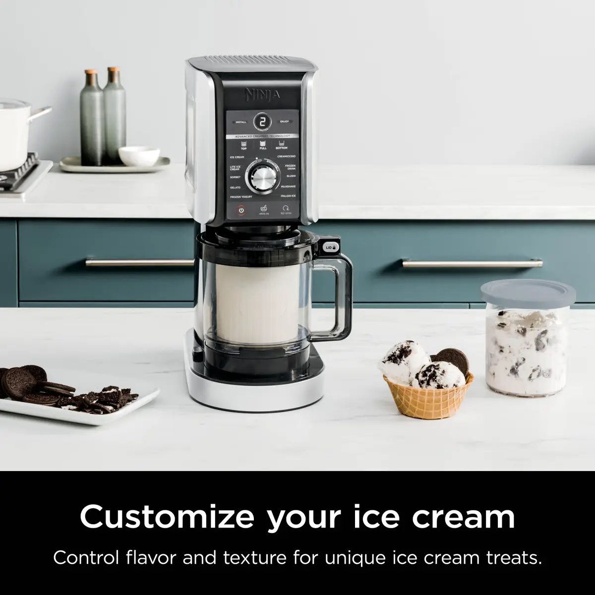 CREAMi Deluxe bên cạnh cốc kem và ốc quế có bánh quy sô cô la