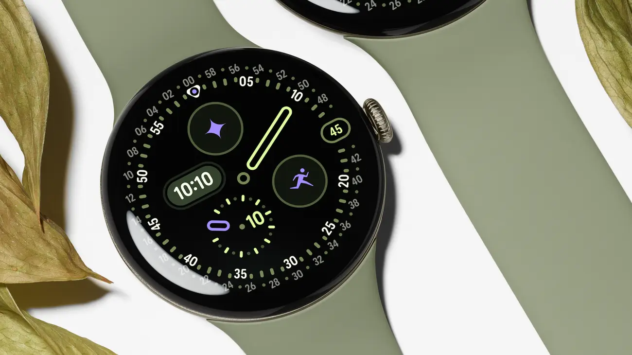明るい背景に置かれたオリーブ色のバンドの丸型Pixel Watch 5