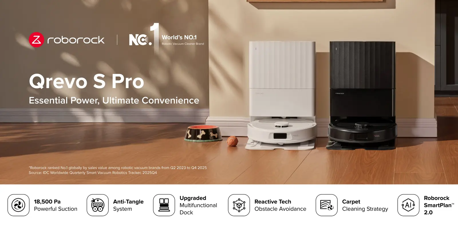 거실의 도크 위에 놓인 흰색과 검은색 Roborock Qrevo S Pro 로봇청소기