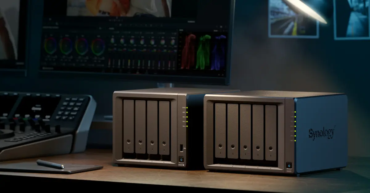 動画編集用モニターの前の机に置かれた2台のSynology製NAS