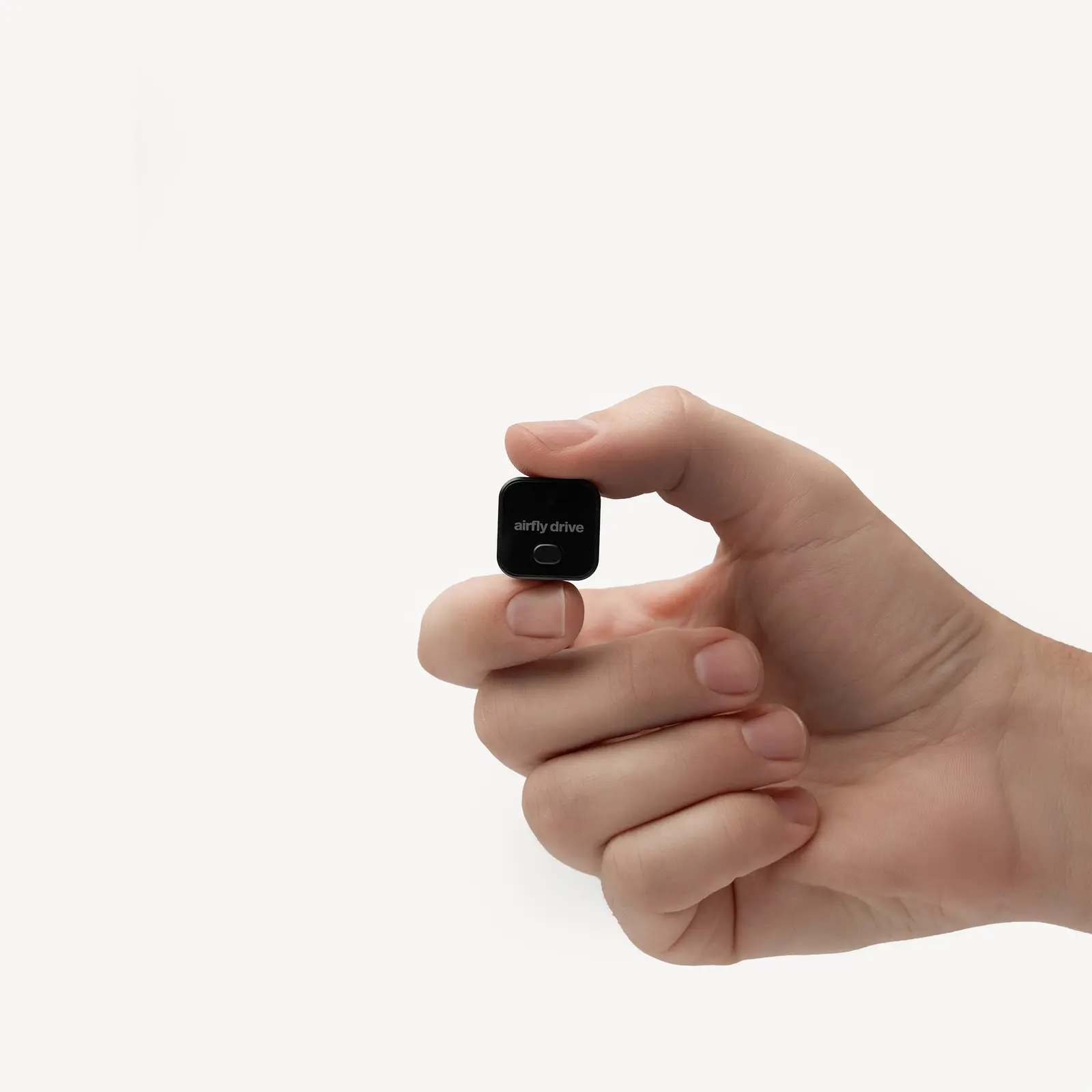 Une main tenant le petit adaptateur noir Twelve South AirFly Drive